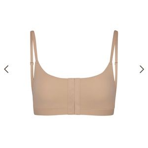 New with tags. Skims stretchy scoop neck bralette, with hook and eye front clasp
